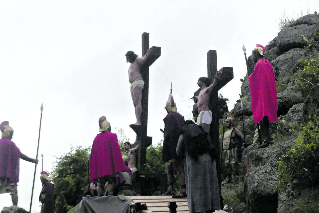 EL MOMENTO CRUCIAL. La crucifixión en una escena particularmente conmovedora en la representación que hoy se repetirá.