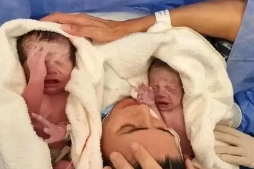 Verónica Perdomo junto a sus bebés recién nacidos