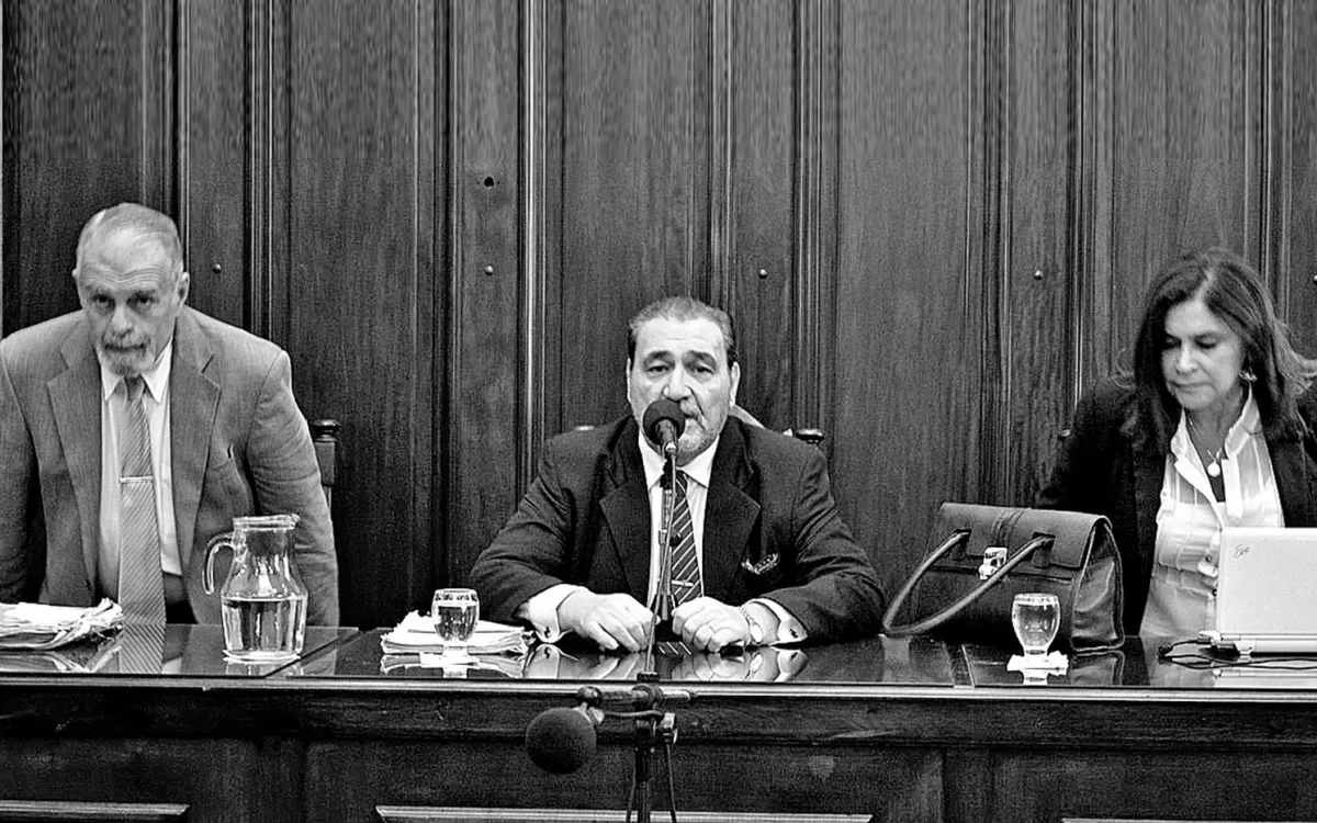 UN FALLO DIVIDIDO. Los jueces Emilio Páez de la Torre, Dante Ibáñez y Juana Juárez penaron a los sospechosos.