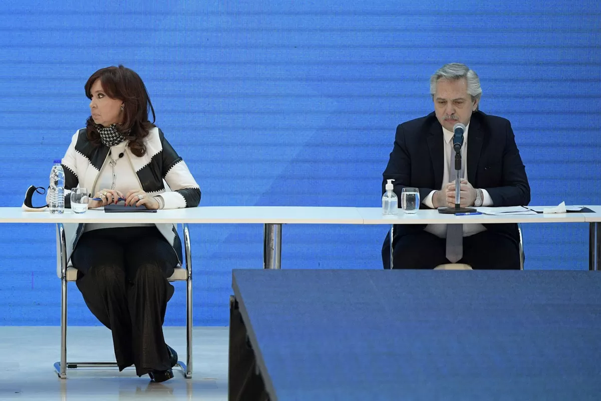 CADA VEZ MÁS LEJOS. Cristina Fernández expone sus críticas a Alberto Fernández, que analiza cambios en su equipo de colaboradores.