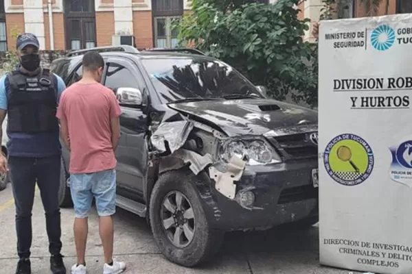 Un prófugo intento huir de la policía, pero chocó contra un árbol y fue detenido