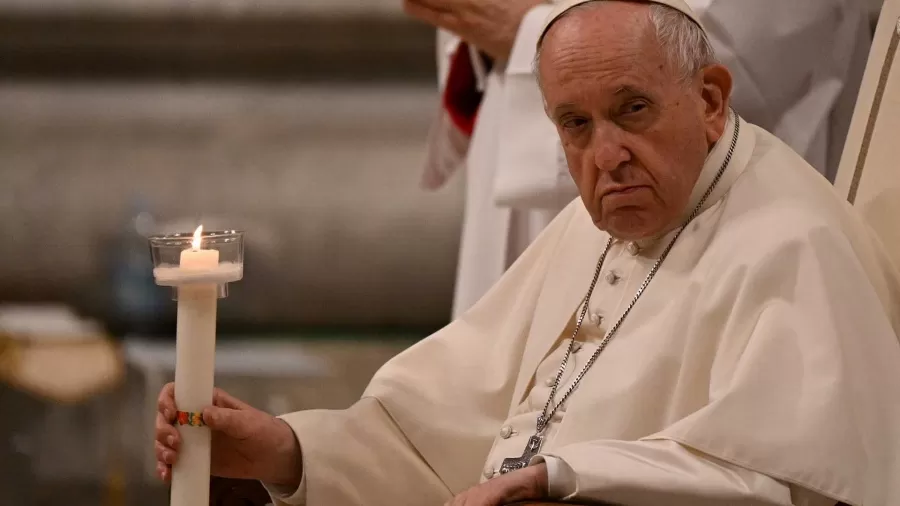 El pontífice leyó la homilía, sentado, y pidió “gestos de paz”. Foto: AFP.