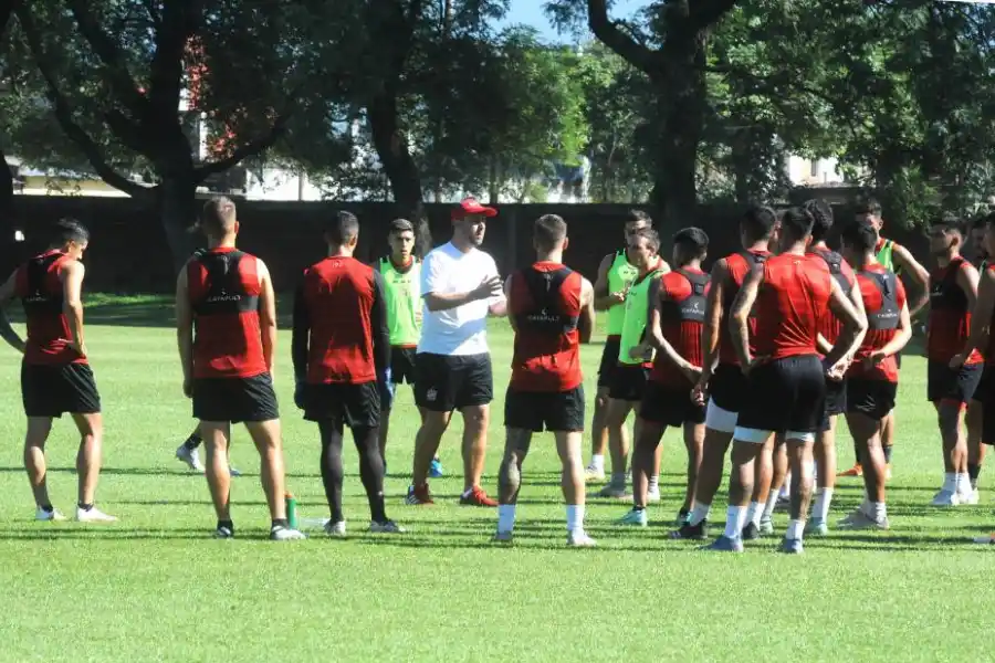 MENTALIDAD GANADORA. Pablo De Muner habló con sus dirigidos y les pidió seguir por la senda que vienen transitando. El “Santo” iniciará una seguidilla de partidos importantísima de cara al futuro. twitter@casmoficial