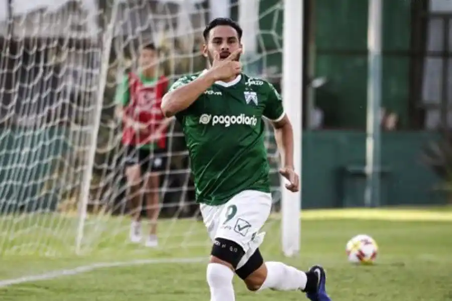 PELIGROSO. Con tres tantos, Díaz es el goleador de Ferro en el torneo.