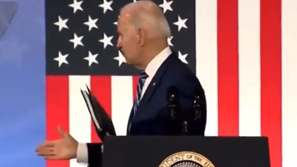 MOMENTO INCOMODO. Joe Biden saludo al aire al finalizar su discurso.