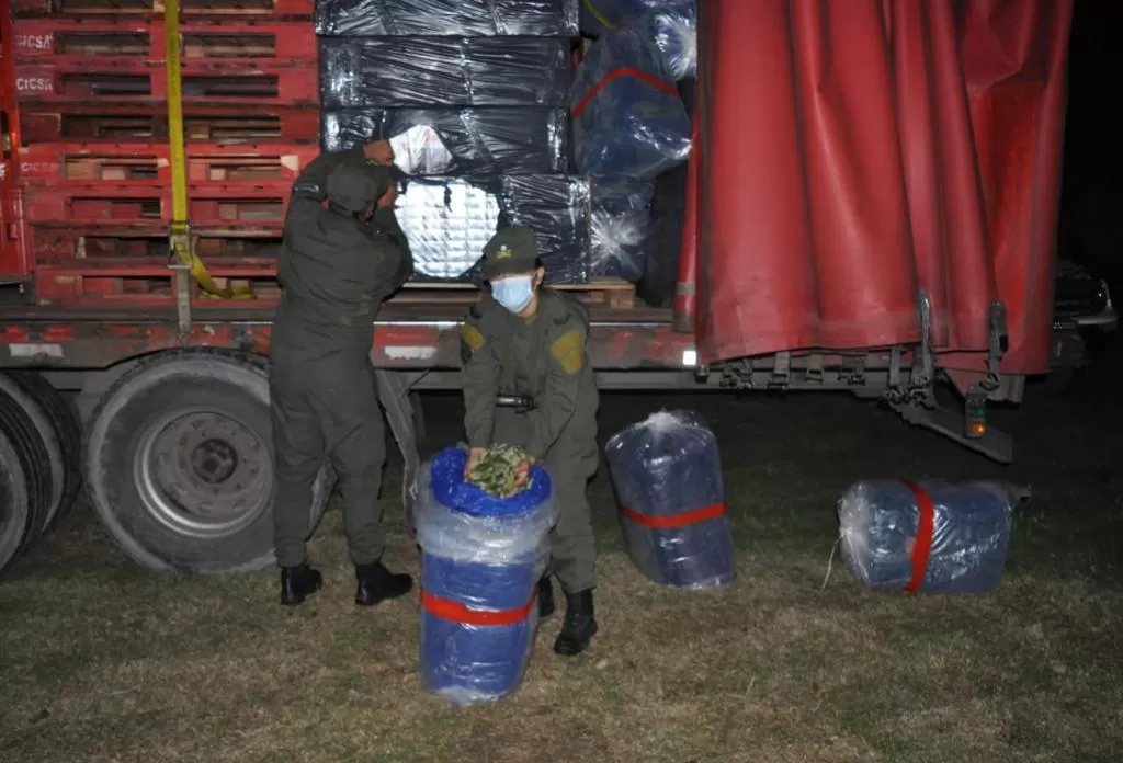 Un camión de gaseosas trasladaba 1200 kilos de hojas de coca y 39.900 atados de cigarrillos