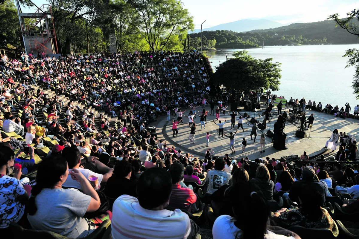 EL CADILLAL. El anfiteatro al aire libre dio lugar para la tradicional Misa Criolla. En las presentaciones artísticas intervinieron músicos, el ballet folclórico San Miguel y el coro Santa Cecilia.