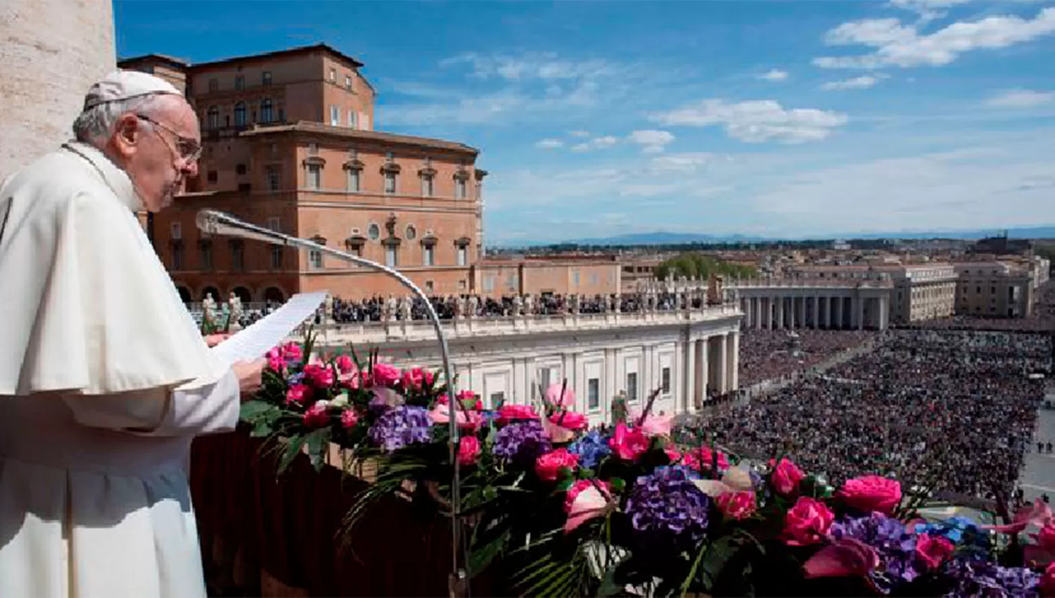PLAZA LLENA. Francisco habló ante más de 100.000 fieles que se acercaron hasta El Vaticano.