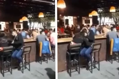 Video: a la vista de todos, un joven agredió a su pareja en la barra de un bar