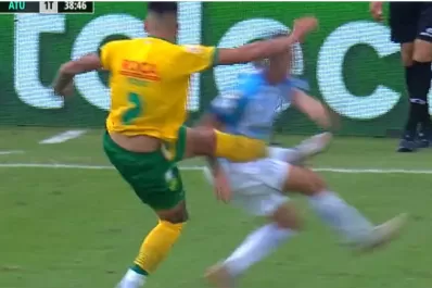 Video: un jugador de Atlético recibió una patada karateca; pero el árbitro sólo sacó amarilla