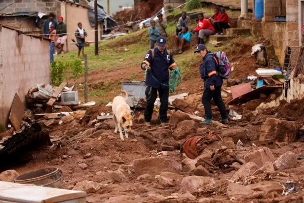 Más de 400 personas murieron en inundaciones en Sudáfrica