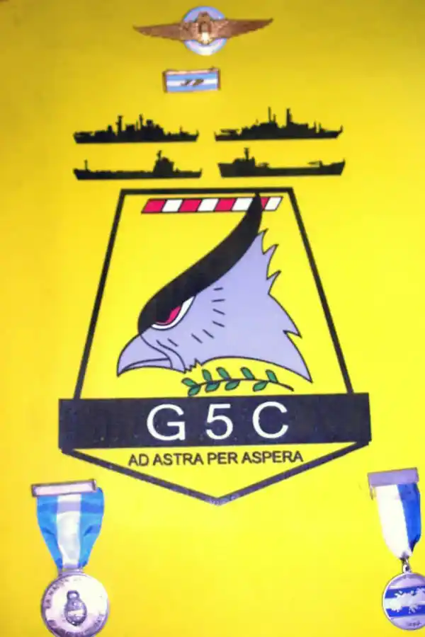 LA INSIGNIA. La silueta de los barcos atacados y las medallas.