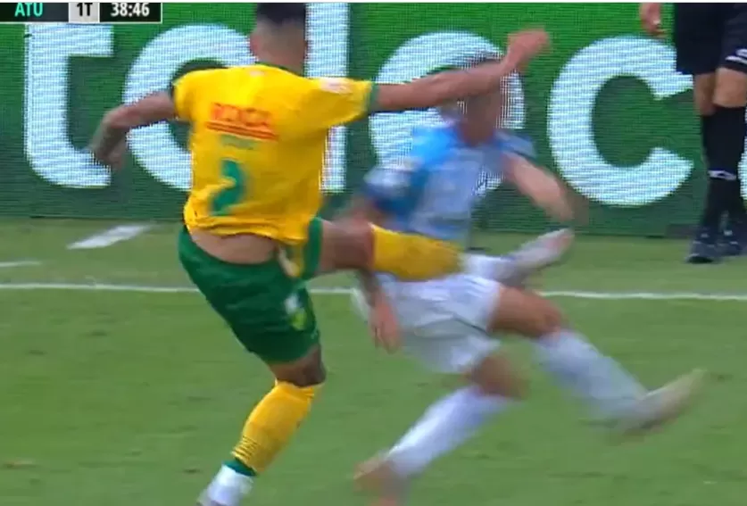 Video: un jugador de Atlético recibió una patada karateca; pero el árbitro sólo sacó amarilla