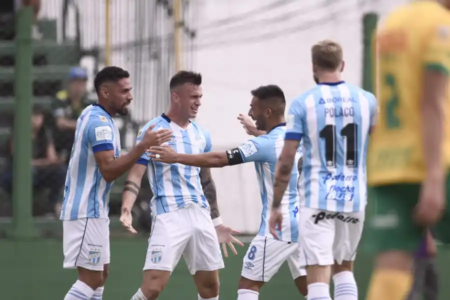 LOS JUGADORES FESTEJAN EL GOL. 