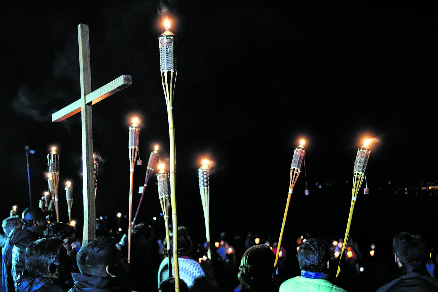 SAN JAVIER. A los pies del Cristo Bendicente, la Marcha de las Antorchas unió a los tucumanos en la oración. El Vía Crucis contó con un gran flujo de visitantes en el marco del turismo religioso.