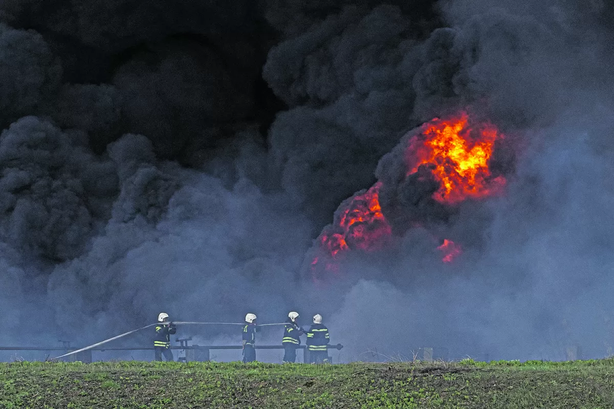 FUEGO. Los bomberos de Lysychansk trabajan para apagar el incendio en la refinería de petróleo de esa ciudad ucraniana, alcanzada por un misil.