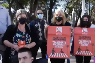 Un grupo personas con discapacitad reclamó transporte accesible y seguro en la provincia
