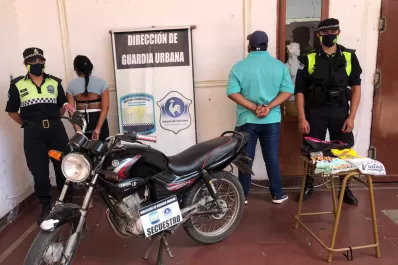 Descubrieron a una pareja cuando se llevaba ropa de un local comercial