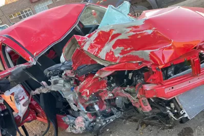 Video: borracho robó un auto del concesionario y lo estrelló a las cinco cuadras