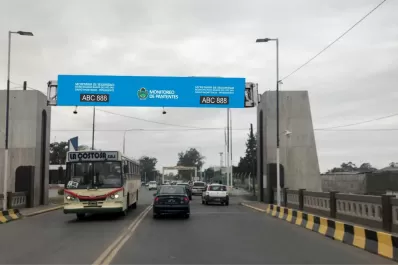 Un dispositivo registra la patente de cada vehículo que pasa por el puente Lucas Córdoba