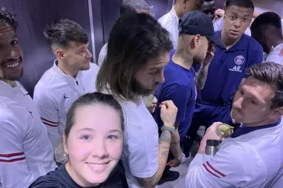 Subió a un ascensor en un hotel de París y se sacó las mejores selfies de su vida