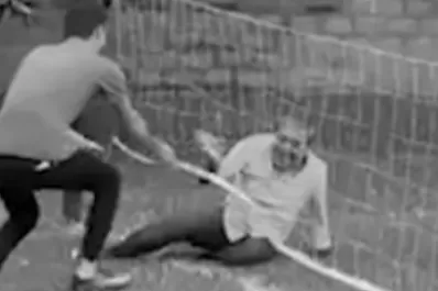 Video: La torpe y graciosa caída de Germán Alfaro jugando al fútbol tenis