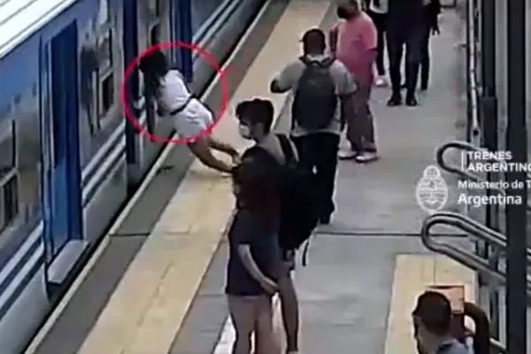 Impactante video: una joven se salvó de milagro tras caer a las vías del tren