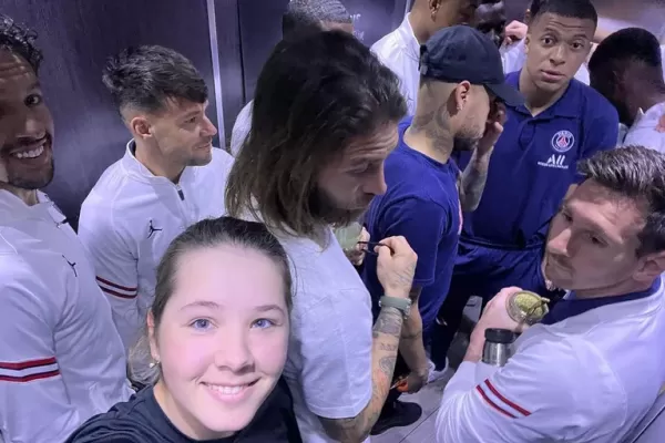 Subió a un ascensor en un hotel de París y se sacó las mejores selfies de su vida