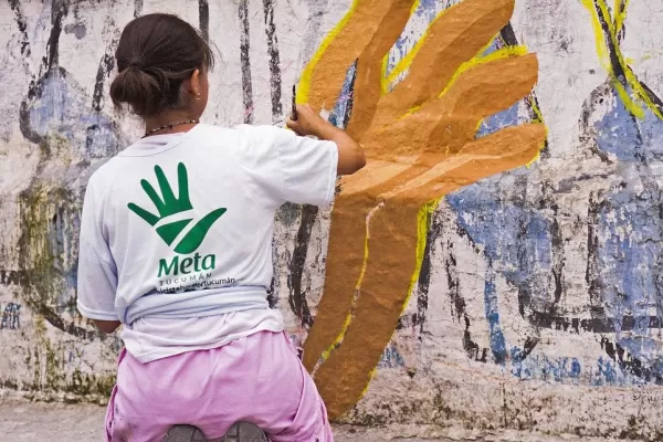 Un grupo de tucumanos cambia pintadas políticas por arte
