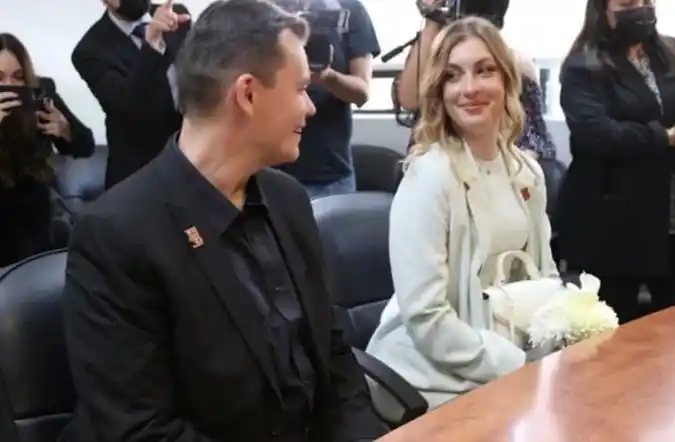 Daria y Ceméh durante su casamiento en Tijuana 