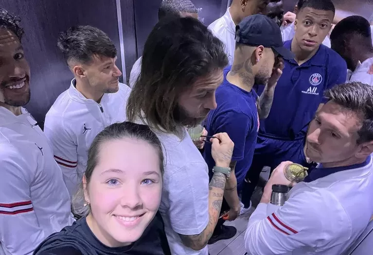 La selfie de Marta Silchenko con el plantel del PSG