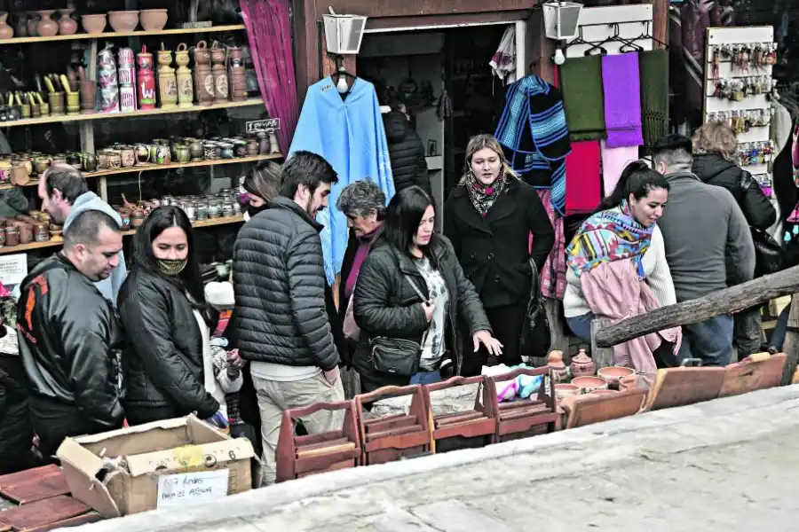 RECUERDO DE LA VISITA. Los turistas buscan una vasija o cacharrito.