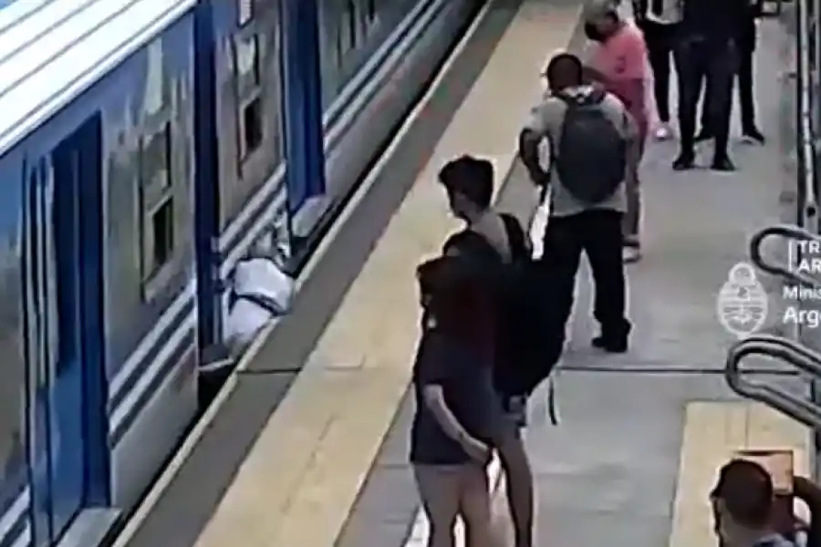 Mujer se descompensó y cayó a las vías del tren en La Matanza