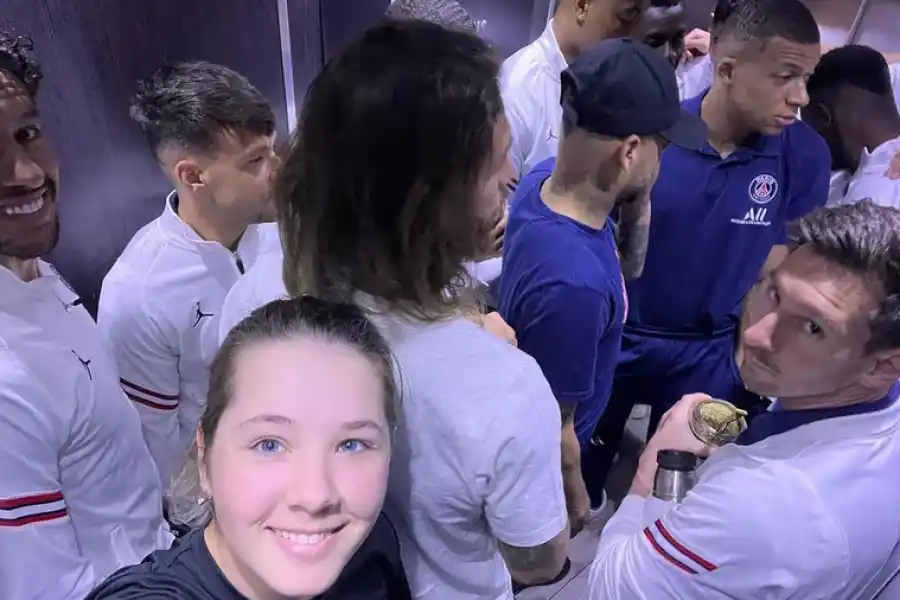 La selfie de Marta Silchenko con el plantel del PSG