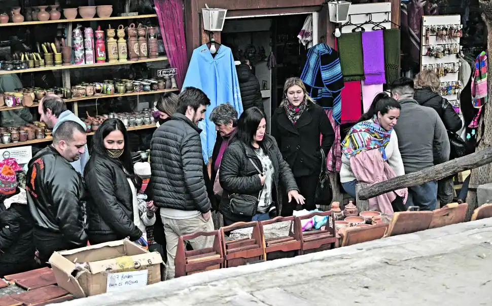 RECUERDO DE LA VISITA. Los turistas buscan una vasija o cacharrito.