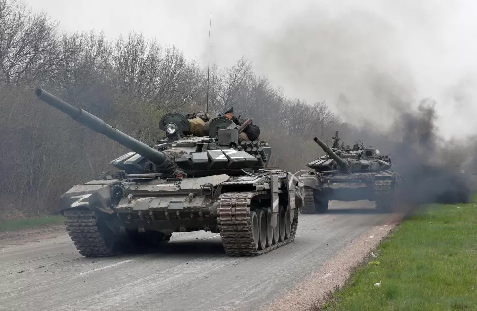 MARIÚPOL. Los tanques rusos circulan por las rutas que llevan a la ciudad portuaria sobre el mar de Azov, que resiste al asedio de las tropas de Moscú. 