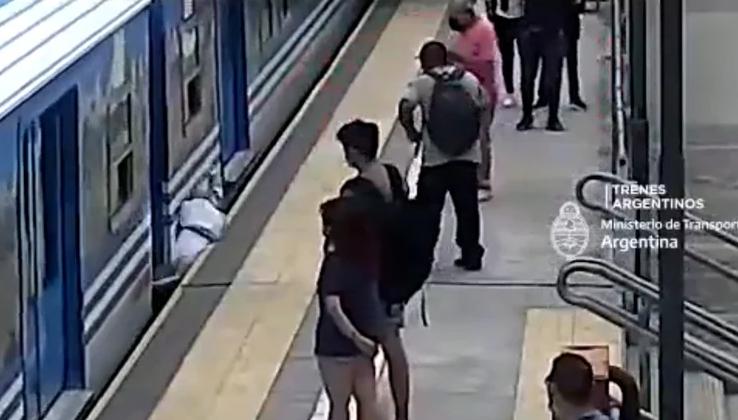 Mujer se descompensó y cayó a las vías del tren en La Matanza