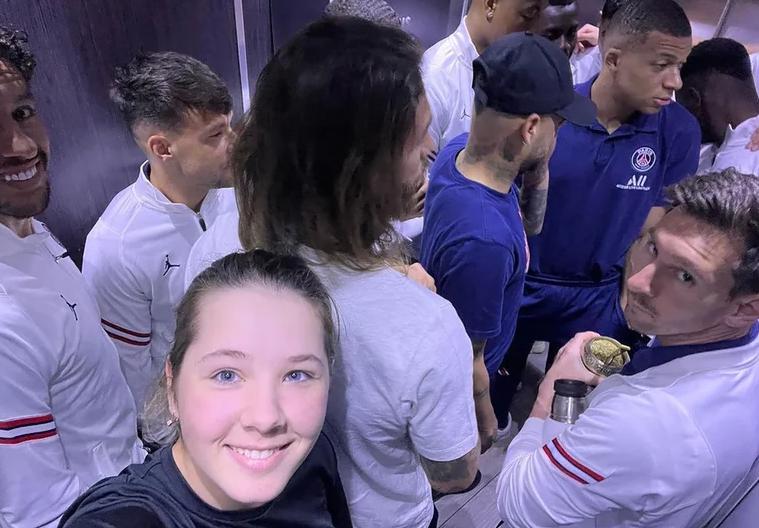 La selfie de Marta Silchenko con el plantel del PSG