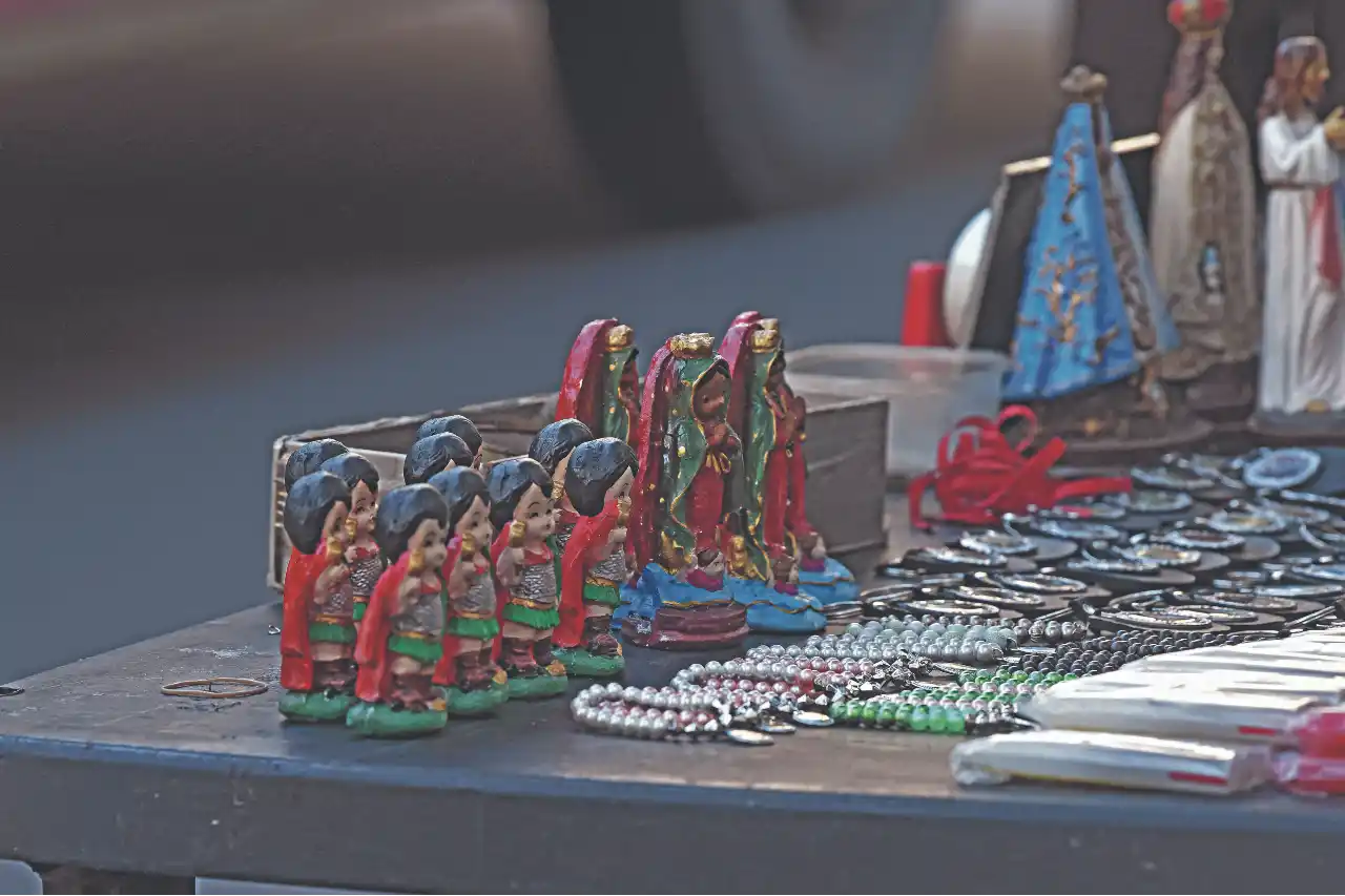 PRESENTE EN EL HOGAR. Las figuras de santos fueron los objetos más comprados por los fieles. Algunos fueron bendecidos y luego llevados a casa.
