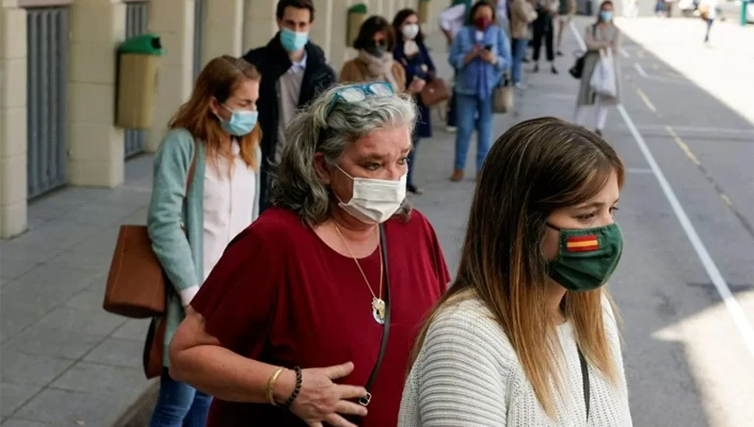 SALVEDAD. Los tapabocas seguirán siendo exigidos en los hospitales, geriátricos y transportes públicos de España.