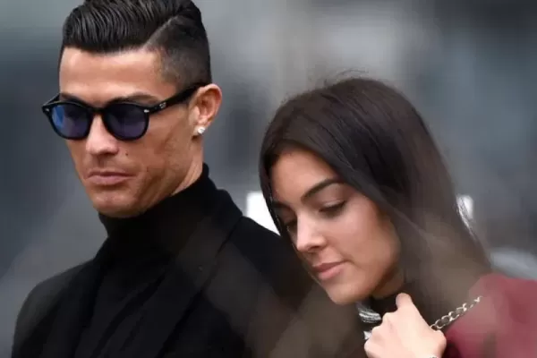 Video: enorme gesto de hinchas de Liverpool con Cristiano Ronaldo, tras la muerte de su hijo