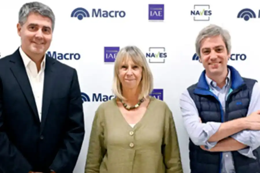 Francisco Muro, Silvia Torres Carbonell y Fausto García, durante el lanzamiento del programa.