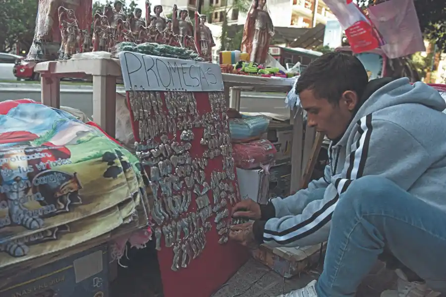 POSTALES. Ante el gran flujo de creyentes, vendedores ambulantes se acercaron preparados para comercializar todo tipo de material sobre y para el Santo.