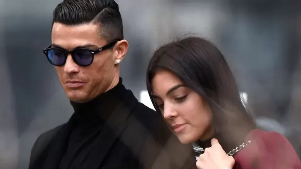 Video: enorme gesto de hinchas de Liverpool con Cristiano Ronaldo, tras la muerte de su hijo