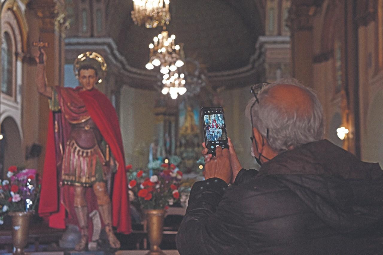 UN RECUERDO. Además de orar, muchos devotos de San Expedito aprovecharon la visita al templo para tomar fotografías y llevarse consigo un recuerdo de la imagen del venerado en sus teléfonos celulares.