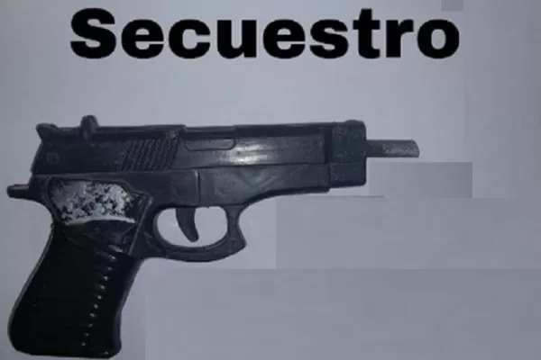 Salió a robar con una réplica de arma de fuego y terminó detenido