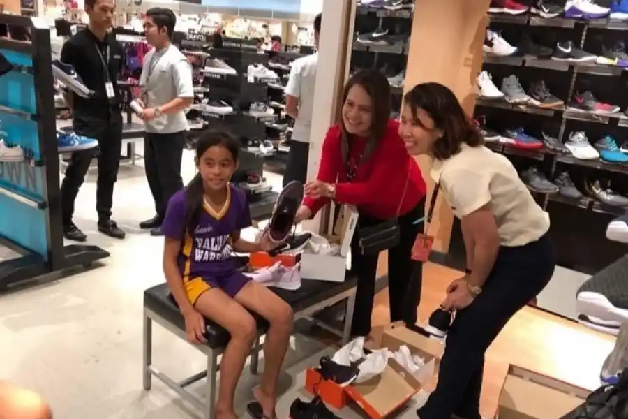 Un especial regalo para la niña que corrió una competencia descalza