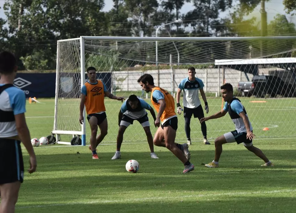 ESTILO PROPIO. Ciro Rius es uno de los pocos futbolistas de Argentina que juega con el short recogido en ambas piernas.  