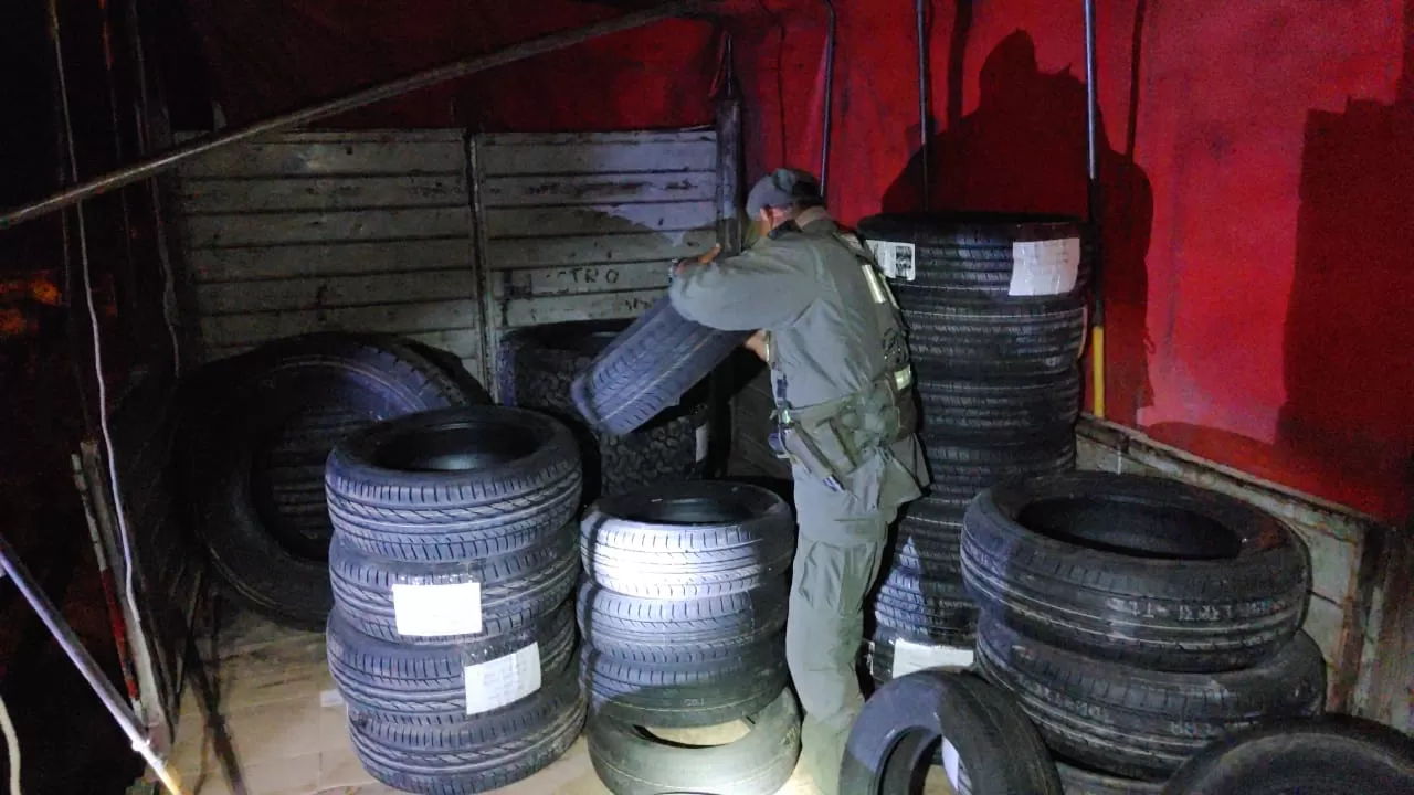 OPERATIVO EN TUCUMÁN. Gendarmes secuestran las cubiertas que eran transportadas por el camión. Foto: Prensa Gendarmería Nacional