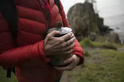 ¿Es legal esparcir las cenizas de un fallecido en cualquier parte?